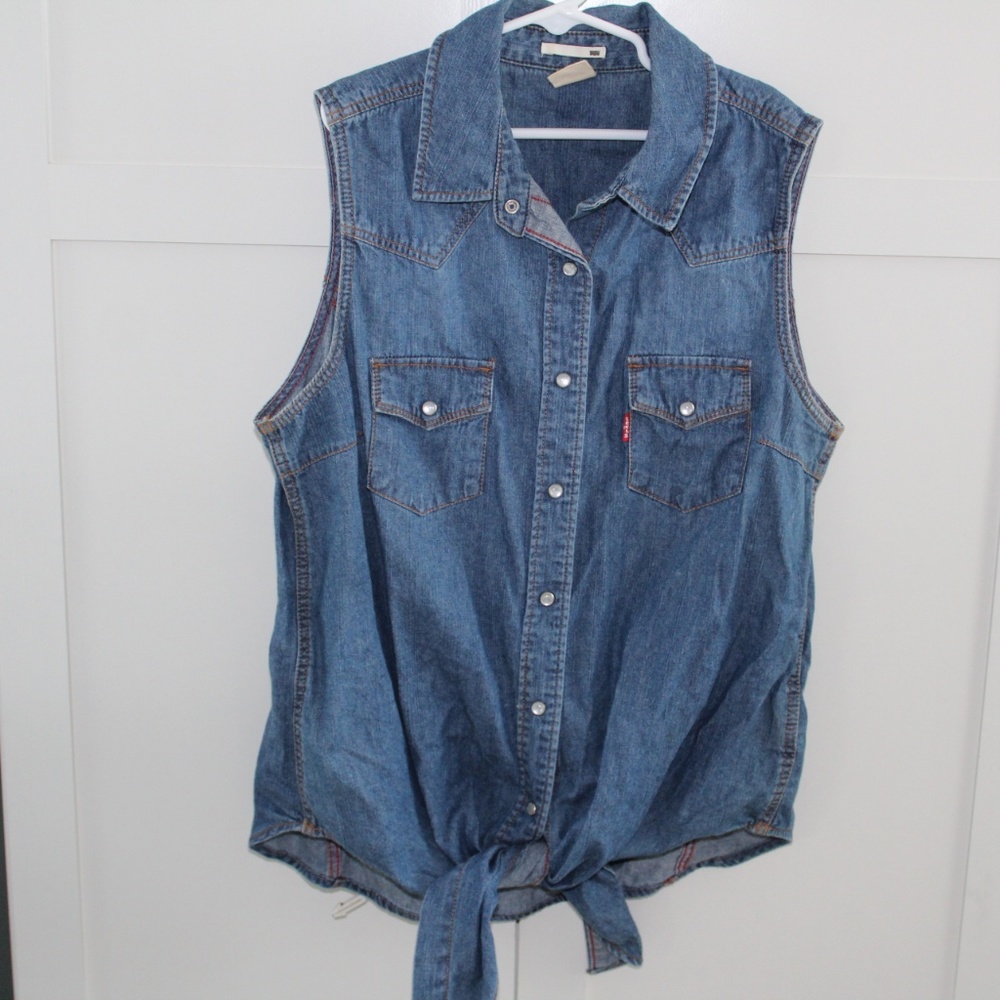 Levi's tank button tie front Chambray EUC small